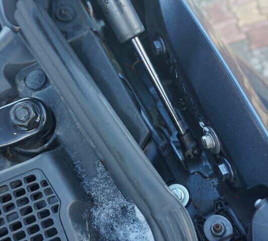 Серый Рено Зое, объемом двигателя 0 л и пробегом 174 тыс. км за 12000 $, фото 56 на Automoto.ua