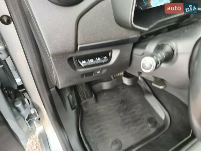 Серый Рено Зое, объемом двигателя 0 л и пробегом 93 тыс. км за 11950 $, фото 21 на Automoto.ua
