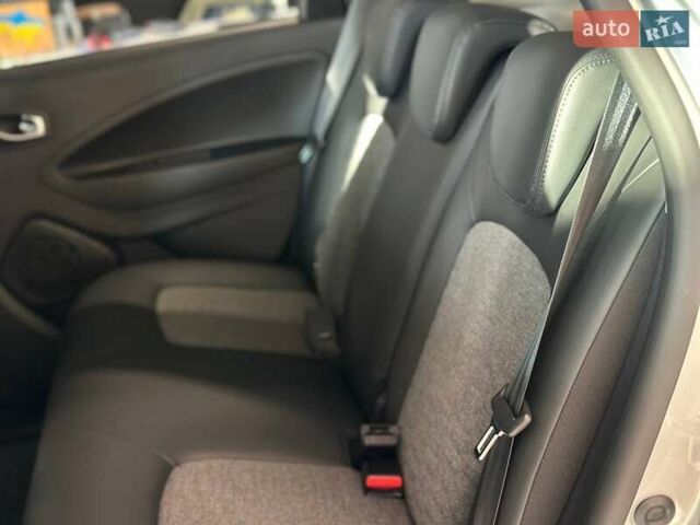 Серый Рено Зое, объемом двигателя 0 л и пробегом 124 тыс. км за 11200 $, фото 31 на Automoto.ua
