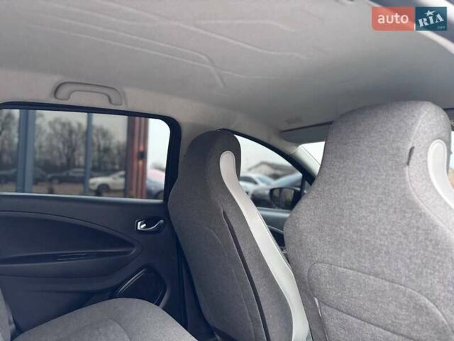 Серый Рено Зое, объемом двигателя 0 л и пробегом 153 тыс. км за 11799 $, фото 25 на Automoto.ua