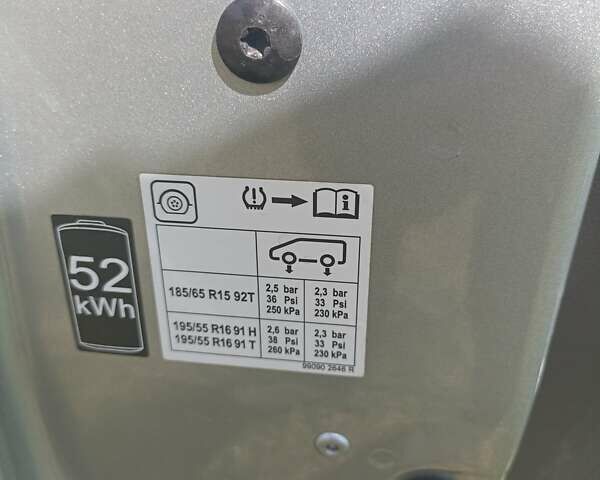 Серый Рено Зое, объемом двигателя 0 л и пробегом 68 тыс. км за 13800 $, фото 11 на Automoto.ua