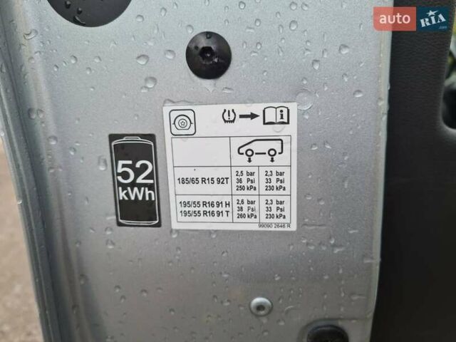 Серый Рено Зое, объемом двигателя 0 л и пробегом 93 тыс. км за 11950 $, фото 18 на Automoto.ua