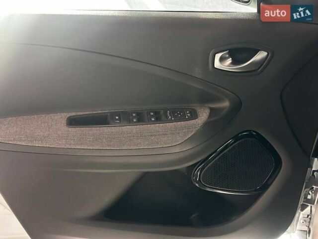 Серый Рено Зое, объемом двигателя 0 л и пробегом 124 тыс. км за 11200 $, фото 17 на Automoto.ua