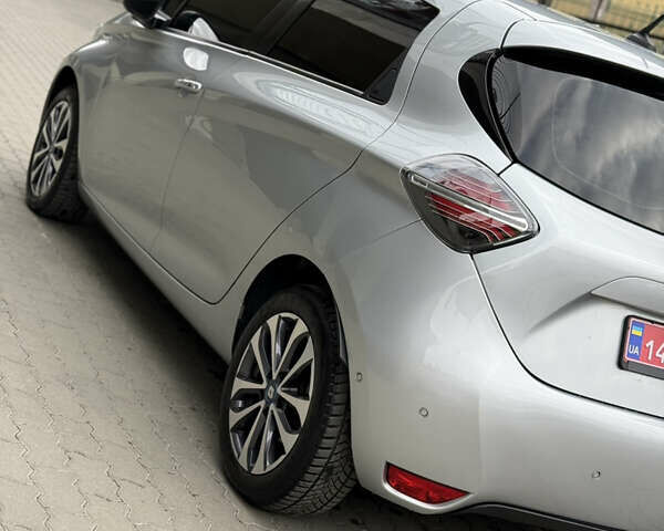 Серый Рено Зое, объемом двигателя 0 л и пробегом 89 тыс. км за 12999 $, фото 15 на Automoto.ua