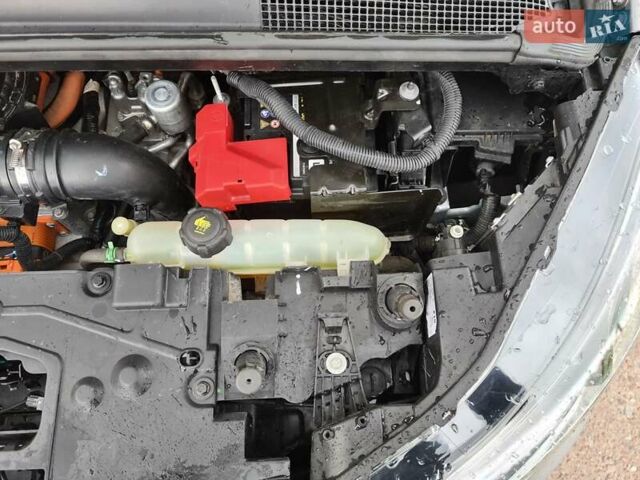 Серый Рено Зое, объемом двигателя 0 л и пробегом 92 тыс. км за 11900 $, фото 15 на Automoto.ua