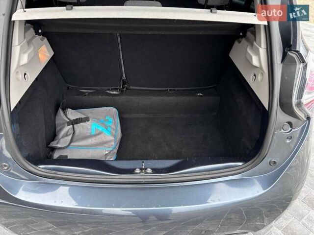 Серый Рено Зое, объемом двигателя 0 л и пробегом 153 тыс. км за 11799 $, фото 23 на Automoto.ua