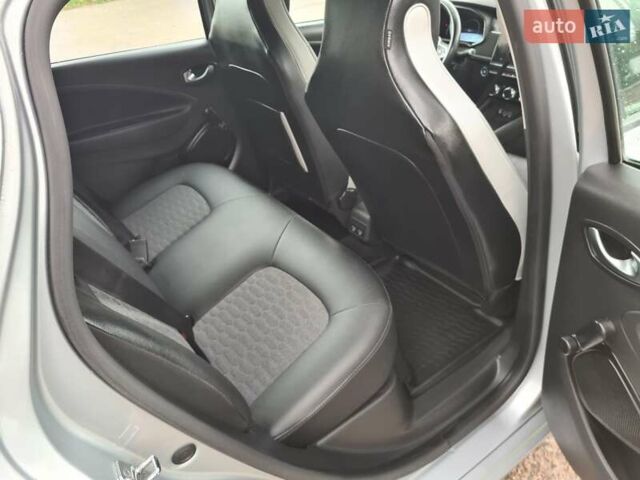 Серый Рено Зое, объемом двигателя 0 л и пробегом 92 тыс. км за 11900 $, фото 29 на Automoto.ua