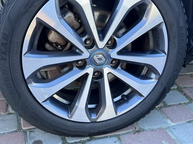 Серый Рено Зое, объемом двигателя 0 л и пробегом 100 тыс. км за 317 $, фото 14 на Automoto.ua