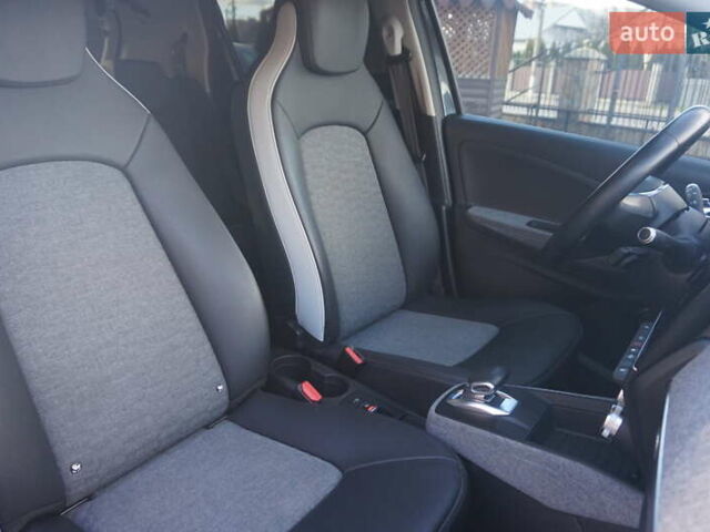 Серый Рено Зое, объемом двигателя 0 л и пробегом 174 тыс. км за 12000 $, фото 40 на Automoto.ua