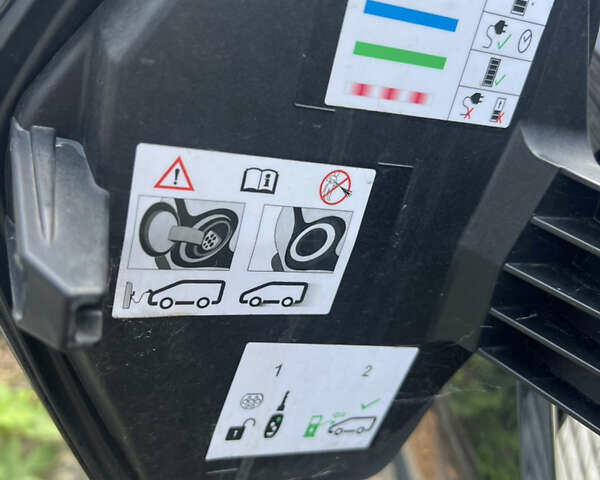 Серый Рено Зое, объемом двигателя 0 л и пробегом 129 тыс. км за 13700 $, фото 5 на Automoto.ua