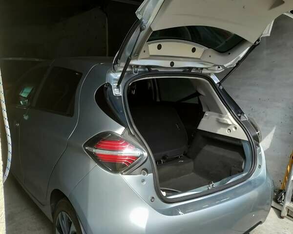 Серый Рено Зое, объемом двигателя 0 л и пробегом 78 тыс. км за 13000 $, фото 15 на Automoto.ua
