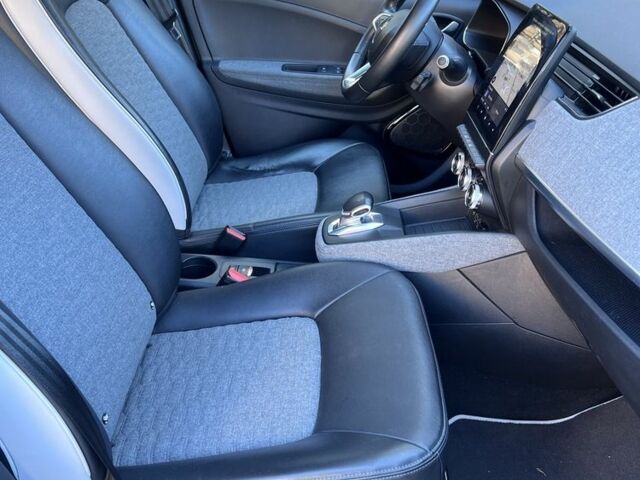 Серый Рено Зое, объемом двигателя 0 л и пробегом 100 тыс. км за 317 $, фото 6 на Automoto.ua