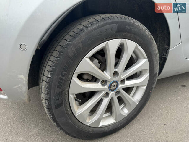 Серый Рено Зое, объемом двигателя 0 л и пробегом 4 тыс. км за 13700 $, фото 15 на Automoto.ua