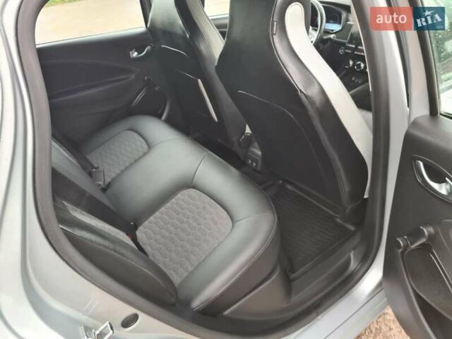 Серый Рено Зое, объемом двигателя 0 л и пробегом 93 тыс. км за 11950 $, фото 26 на Automoto.ua