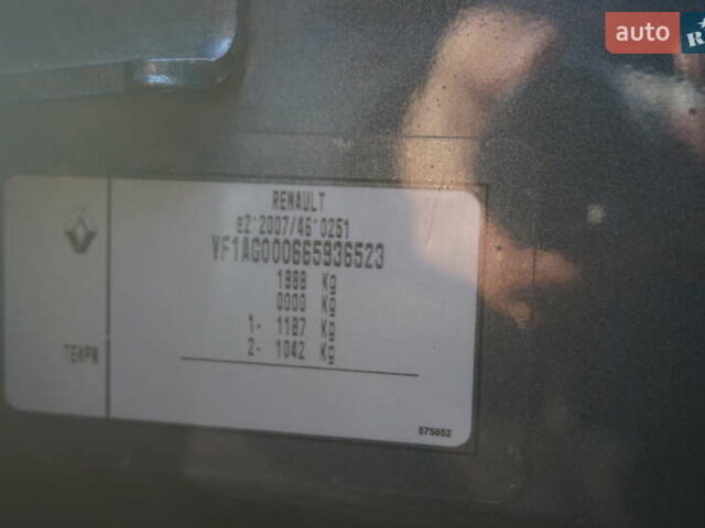 Серый Рено Зое, объемом двигателя 0 л и пробегом 174 тыс. км за 12000 $, фото 65 на Automoto.ua