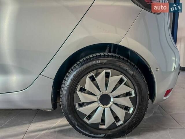 Серый Рено Зое, объемом двигателя 0 л и пробегом 124 тыс. км за 11200 $, фото 6 на Automoto.ua