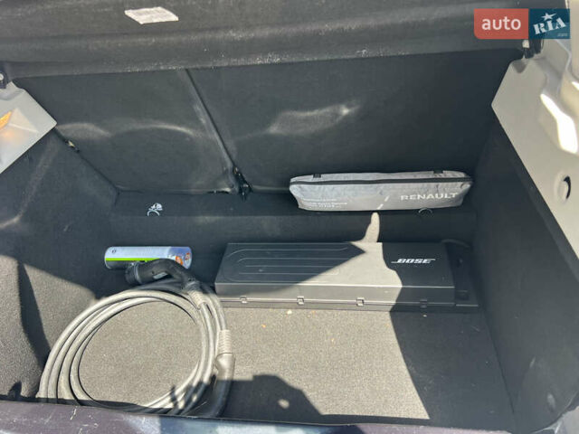 Серый Рено Зое, объемом двигателя 0 л и пробегом 129 тыс. км за 13700 $, фото 6 на Automoto.ua