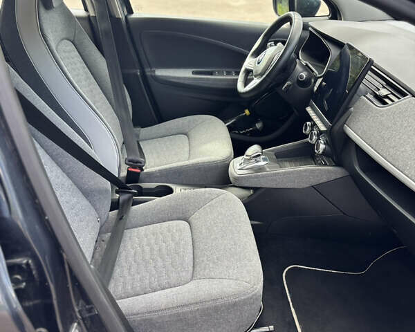 Серый Рено Зое, объемом двигателя 0 л и пробегом 43 тыс. км за 12500 $, фото 4 на Automoto.ua