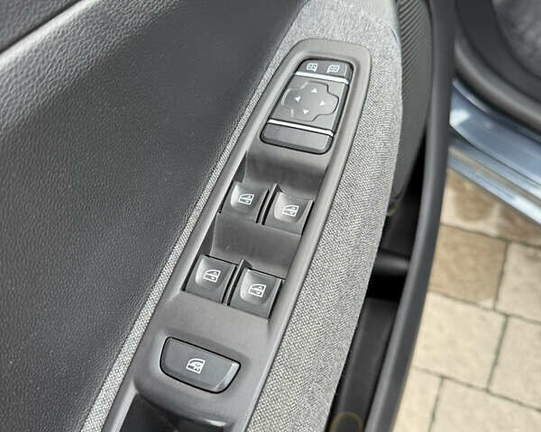 Серый Рено Зое, объемом двигателя 0 л и пробегом 125 тыс. км за 11700 $, фото 26 на Automoto.ua