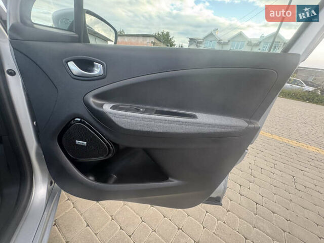 Серый Рено Зое, объемом двигателя 0 л и пробегом 130 тыс. км за 13350 $, фото 56 на Automoto.ua