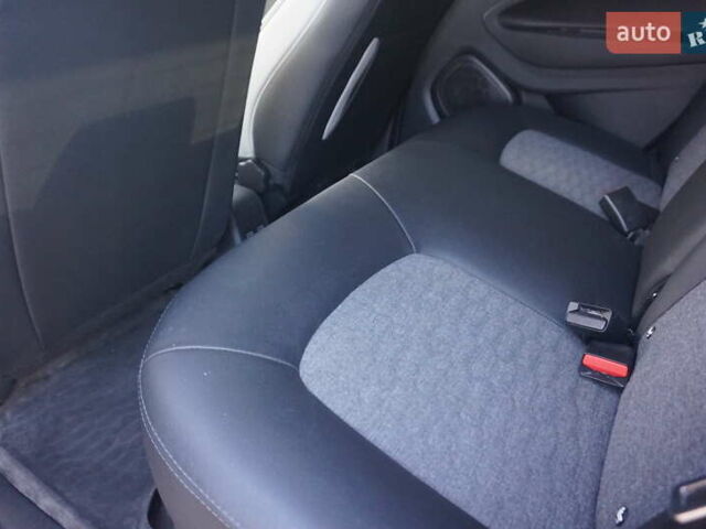 Серый Рено Зое, объемом двигателя 0 л и пробегом 174 тыс. км за 12000 $, фото 46 на Automoto.ua