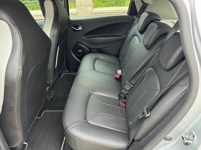 Серый Рено Зое, объемом двигателя 0 л и пробегом 38 тыс. км за 9200 $, фото 14 на Automoto.ua