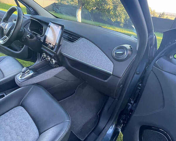 Серый Рено Зое, объемом двигателя 0 л и пробегом 68 тыс. км за 12500 $, фото 4 на Automoto.ua