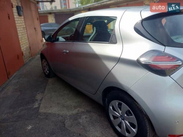 Серый Рено Зое, объемом двигателя 0 л и пробегом 36 тыс. км за 12950 $, фото 4 на Automoto.ua