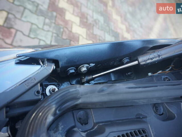 Серый Рено Зое, объемом двигателя 0 л и пробегом 174 тыс. км за 12000 $, фото 58 на Automoto.ua