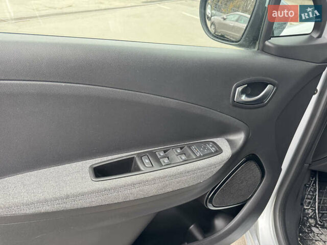 Серый Рено Зое, объемом двигателя 0 л и пробегом 4 тыс. км за 13700 $, фото 33 на Automoto.ua