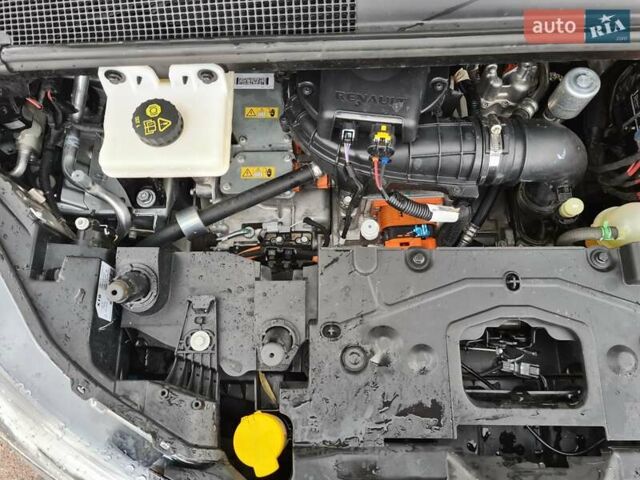 Серый Рено Зое, объемом двигателя 0 л и пробегом 92 тыс. км за 11900 $, фото 13 на Automoto.ua