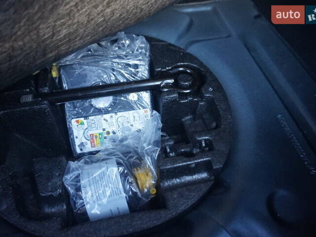 Серый Рено Зое, объемом двигателя 0 л и пробегом 174 тыс. км за 12000 $, фото 53 на Automoto.ua