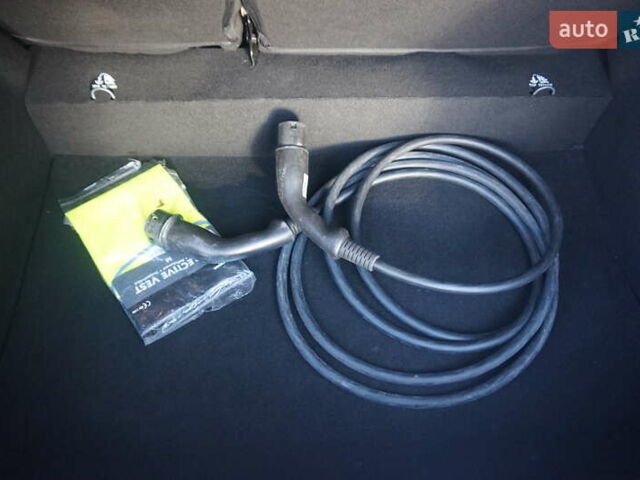 Серый Рено Зое, объемом двигателя 0 л и пробегом 174 тыс. км за 12000 $, фото 52 на Automoto.ua