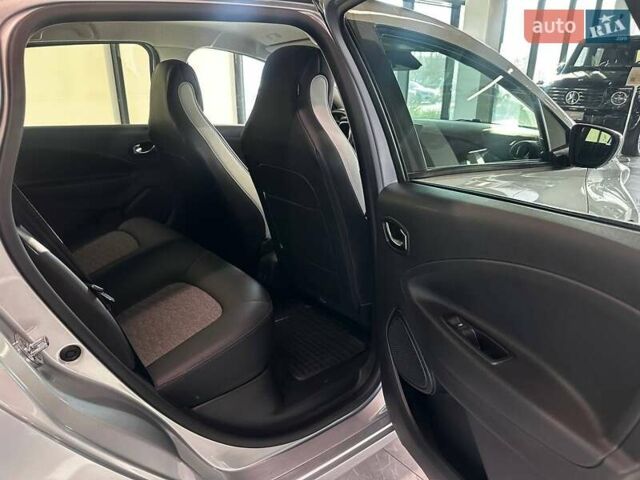 Серый Рено Зое, объемом двигателя 0 л и пробегом 124 тыс. км за 11200 $, фото 32 на Automoto.ua