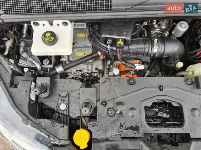 Серый Рено Зое, объемом двигателя 0 л и пробегом 93 тыс. км за 11950 $, фото 11 на Automoto.ua