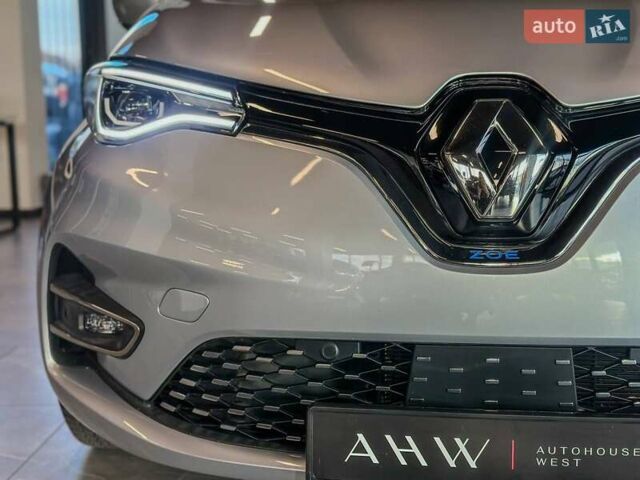 Серый Рено Зое, объемом двигателя 0 л и пробегом 124 тыс. км за 11200 $, фото 2 на Automoto.ua