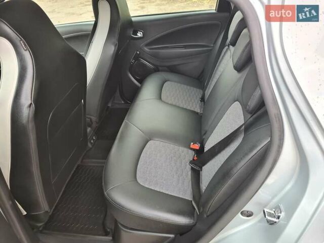 Серый Рено Зое, объемом двигателя 0 л и пробегом 92 тыс. км за 11900 $, фото 27 на Automoto.ua
