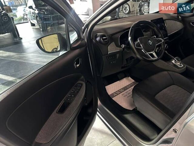 Серый Рено Зое, объемом двигателя 0 л и пробегом 124 тыс. км за 11200 $, фото 15 на Automoto.ua