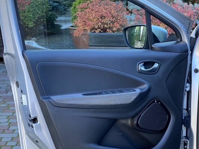 Серый Рено Зое, объемом двигателя 0 л и пробегом 100 тыс. км за 317 $, фото 23 на Automoto.ua