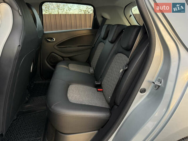 Серый Рено Зое, объемом двигателя 0 л и пробегом 77 тыс. км за 14300 $, фото 23 на Automoto.ua