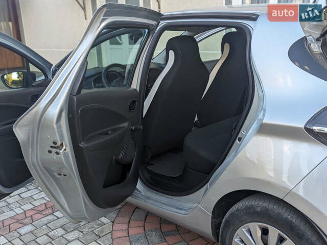 Серый Рено Зое, объемом двигателя 0 л и пробегом 29 тыс. км за 13400 $, фото 17 на Automoto.ua