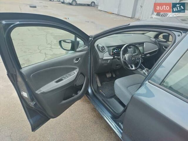 Серый Рено Зое, объемом двигателя 0 л и пробегом 68 тыс. км за 13700 $, фото 10 на Automoto.ua