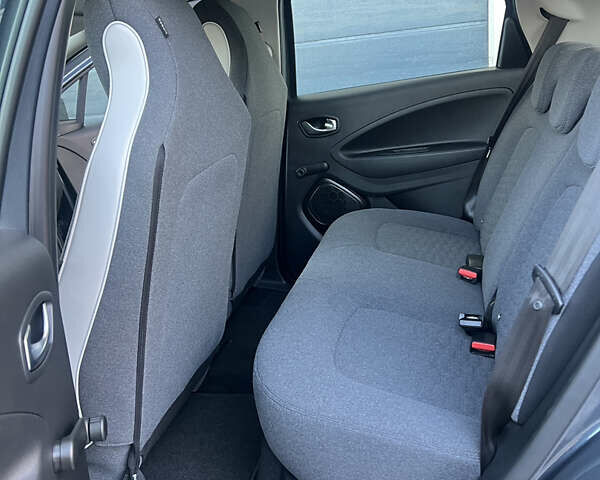 Серый Рено Зое, объемом двигателя 0 л и пробегом 115 тыс. км за 12650 $, фото 25 на Automoto.ua