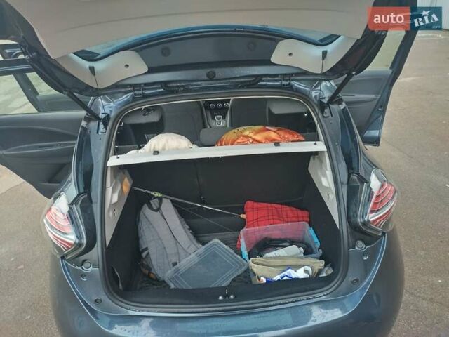 Серый Рено Зое, объемом двигателя 0 л и пробегом 68 тыс. км за 13700 $, фото 16 на Automoto.ua