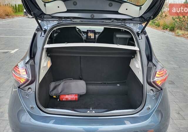 Серый Рено Зое, объемом двигателя 0 л и пробегом 103 тыс. км за 12200 $, фото 22 на Automoto.ua