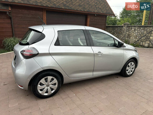 Серый Рено Зое, объемом двигателя 0 л и пробегом 77 тыс. км за 11999 $, фото 4 на Automoto.ua