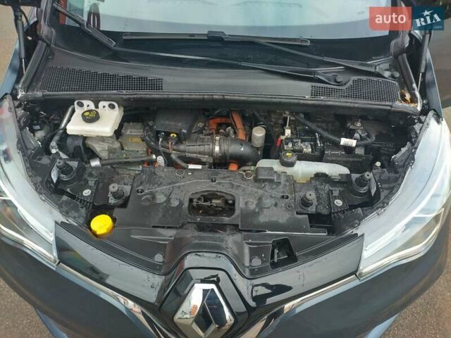 Серый Рено Зое, объемом двигателя 0 л и пробегом 68 тыс. км за 13700 $, фото 23 на Automoto.ua