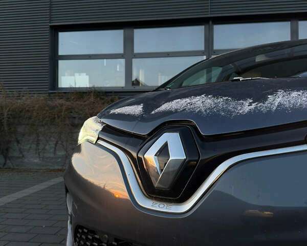 Серый Рено Зое, объемом двигателя 0 л и пробегом 40 тыс. км за 12200 $, фото 1 на Automoto.ua