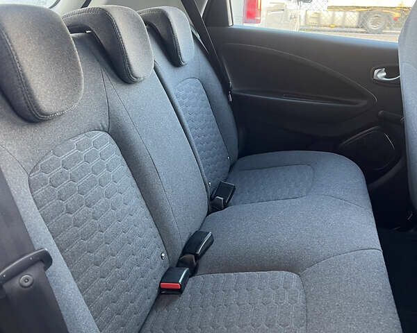 Серый Рено Зое, объемом двигателя 0 л и пробегом 115 тыс. км за 12650 $, фото 22 на Automoto.ua