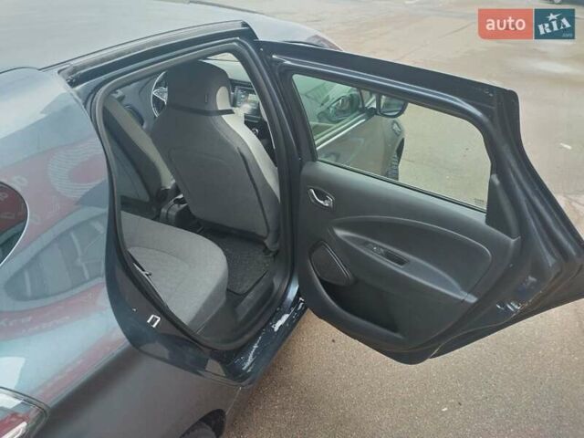 Серый Рено Зое, объемом двигателя 0 л и пробегом 68 тыс. км за 13700 $, фото 11 на Automoto.ua